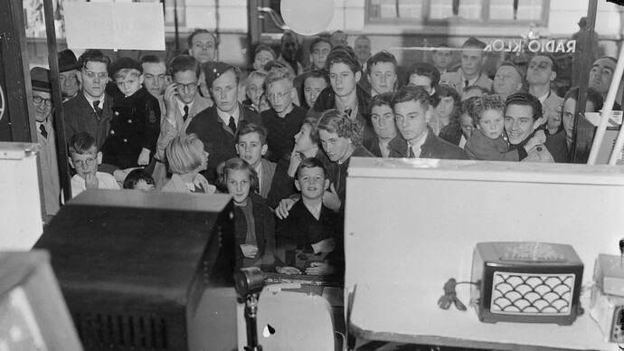 Eerste tv-uitzending bekijken in etalage in Eindhoven 1951