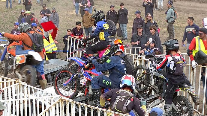 REDBULLLOSANDES_359212604_H_7500_20241116_175104.jpg.22b2c2d066cabf4a6f838587794e5f92.jpg